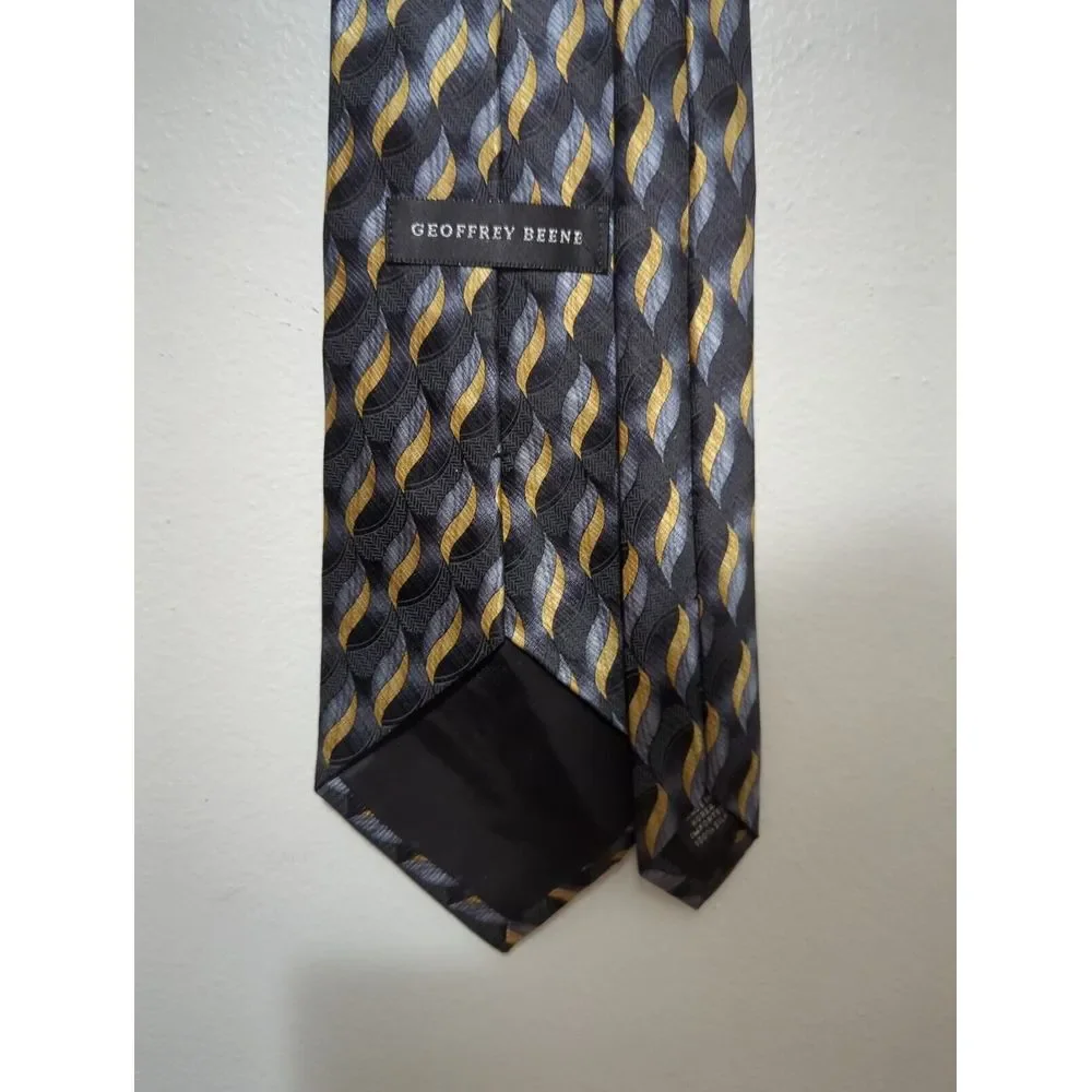 Geoffrey‎ Beene Mens Silk Necktie Black Gold Silver Geometric Wave Pattern Tie